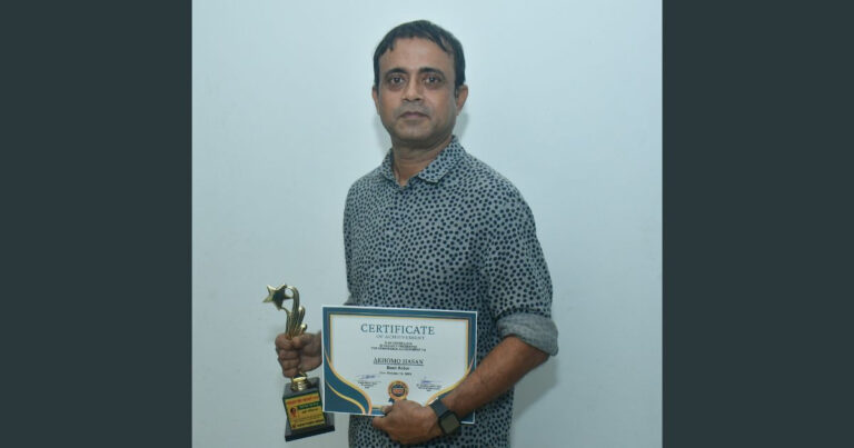 Akhomo Hasan wins Best Actor at Bioscope Star Award