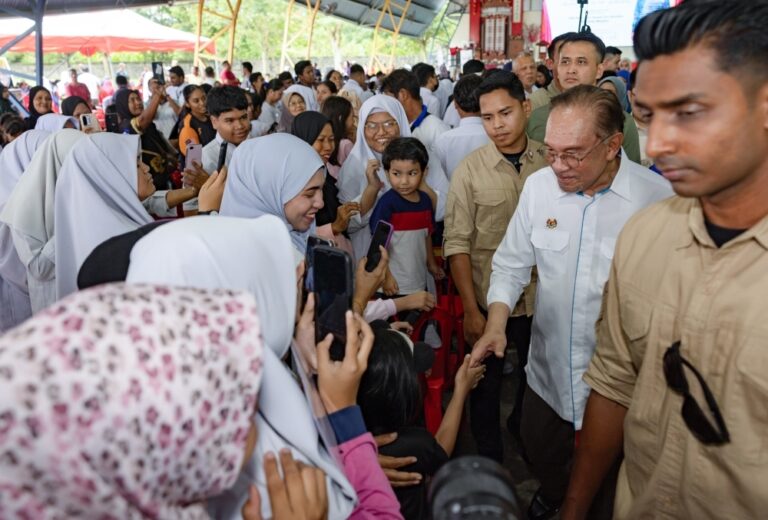 Anwar Ibrahim celebrates Malaysias racial religious diversity at Deepavali event