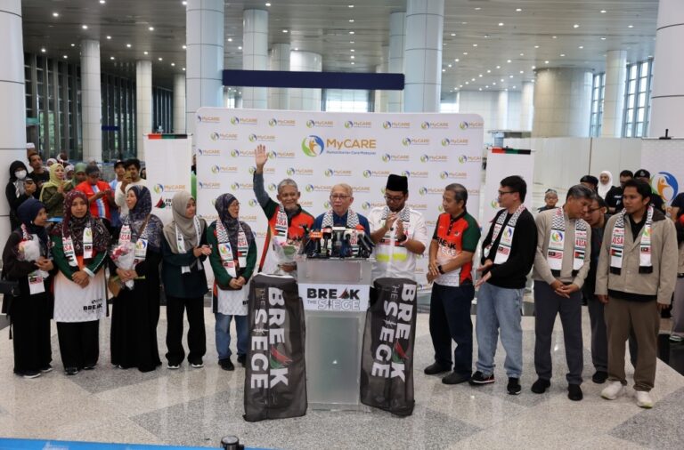 Anwar gifts new phones to activists after Gaza mission
