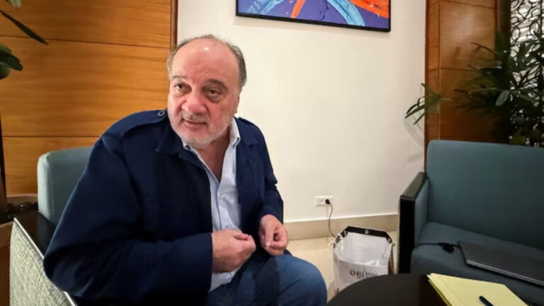 Arafats nephew returns to West Bank with peace plan