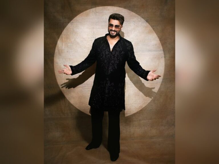 Arjun Kapoor glitters at Diwali party