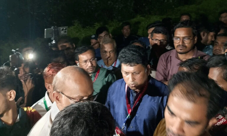 Chhatra Dal releases Chittagong VC after confinement