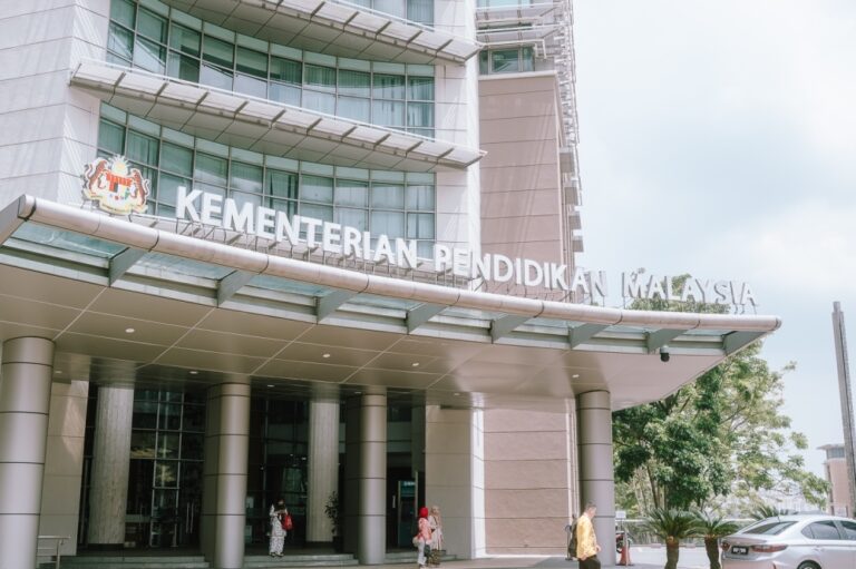 Education Ministry to issue smartphone ban guidelines for students under 16