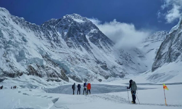 Everest sealed off as rescue chopper crashes