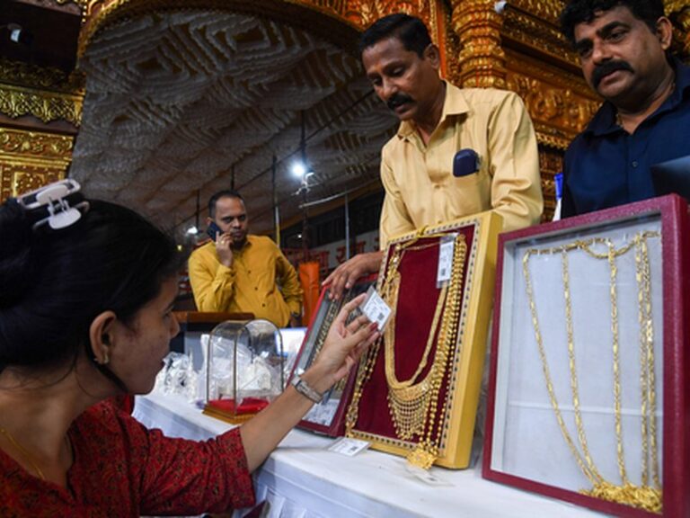 Gold prices soar, rally towards Rs 1.5 lakh by 2026