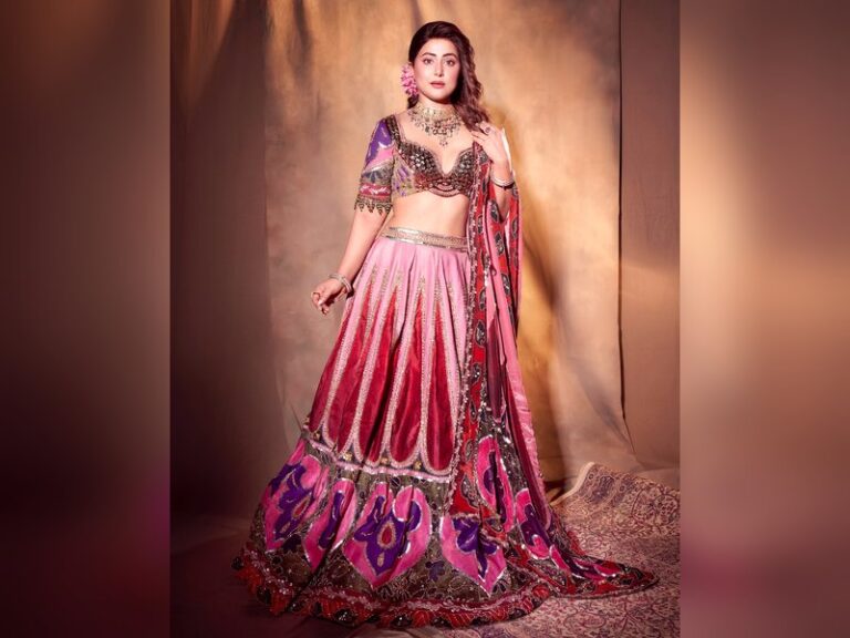 Hina Khan celebrates food comeback after cancer battle