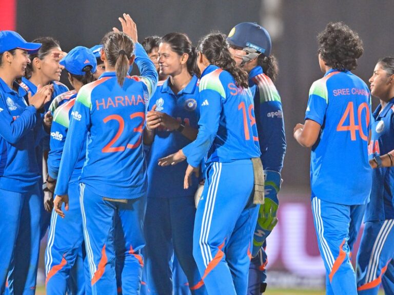 Indian womens cricket team visits Mahakaleshwar after World Cup defeats