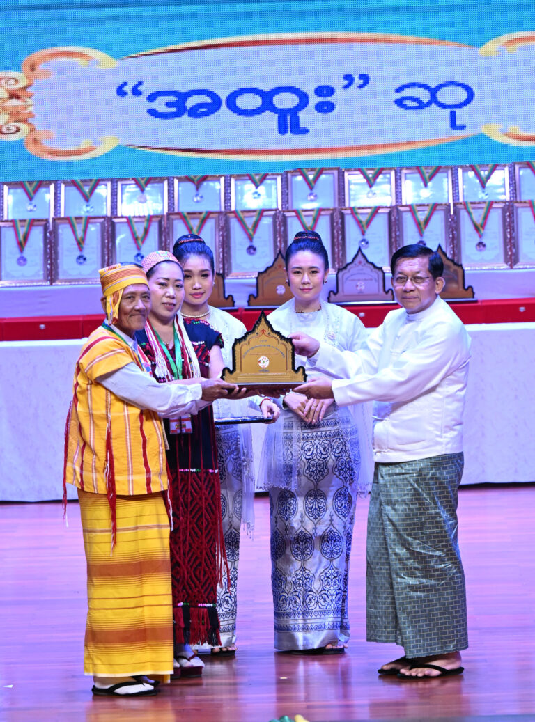 Min Aung Hlaing honors arts contest winners scaled