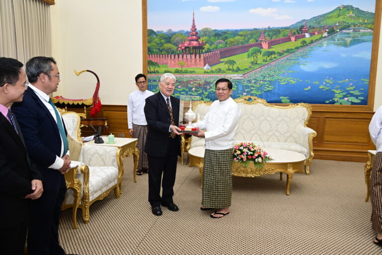 Min Aung Hlaing meets Vietnam-Myanmar group in Nay Pyi Taw
