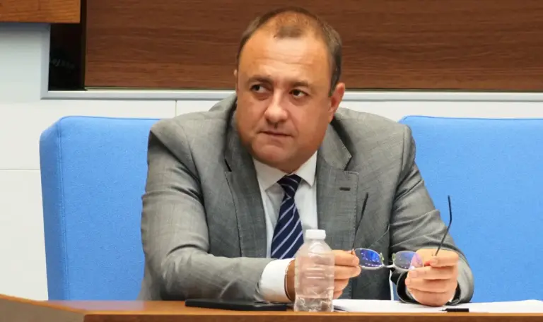 Minister rejects water fee, backs probes