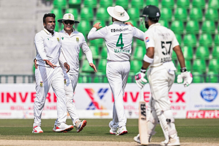 Muthusamy spins South Africa towards victory in thrilling Test against Pakistan scaled
