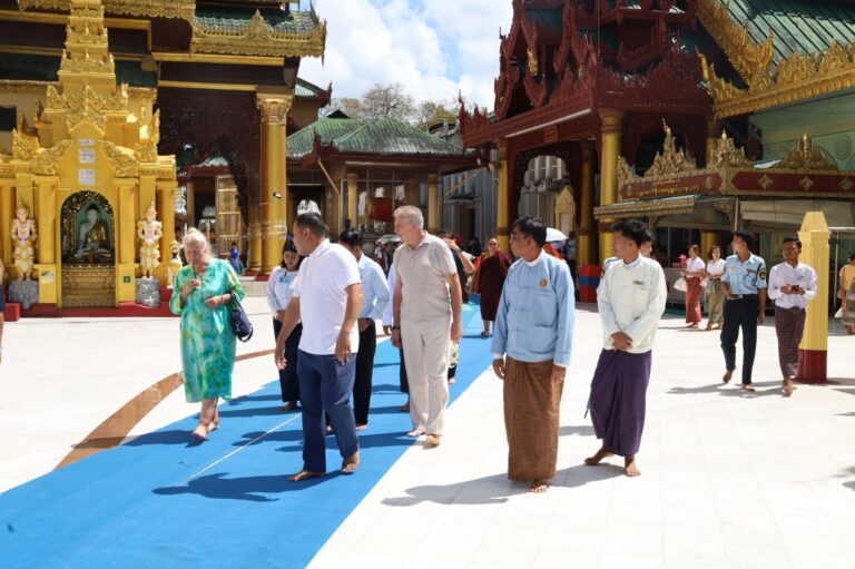 Saint Petersburg officials visit Shwedagon Pagoda