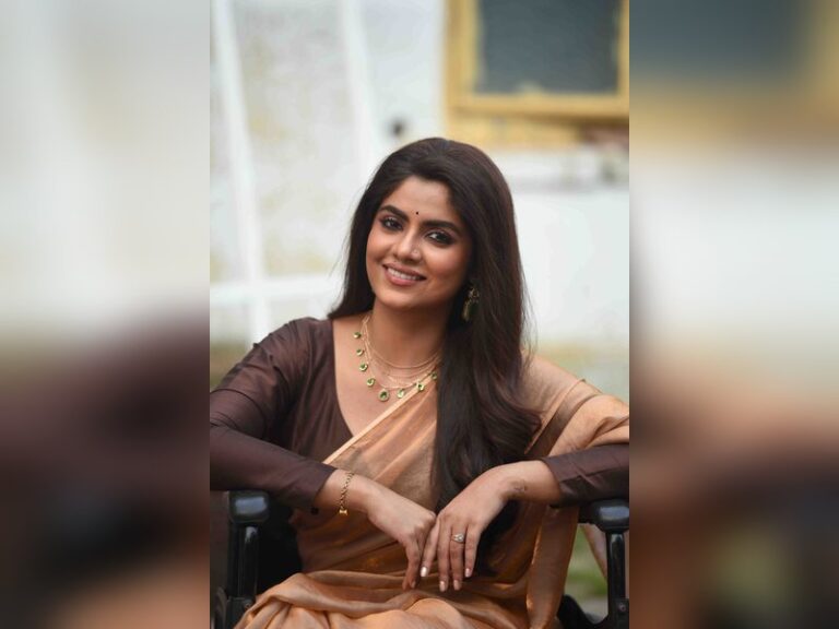 Sayantani Ghosh continues shoot with fractured foot for Jagadhatri