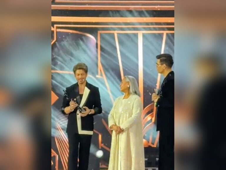 Shah Rukh Khan honors Dilip Kumar with emotional tribute at Filmfare Awards