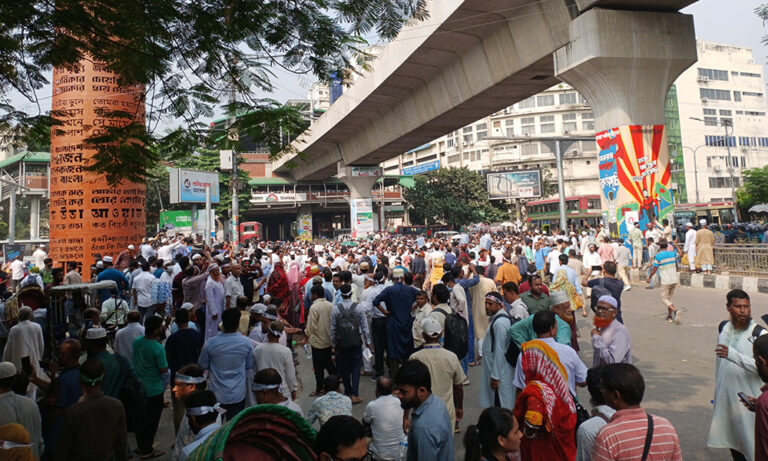 Teachers storm Shahbagh intersection demanding pay hikes