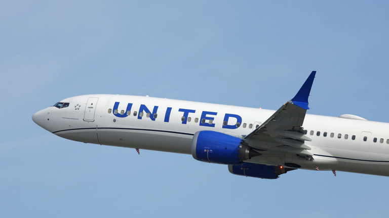 United 737 MAX hit by object mid-flight over Utah