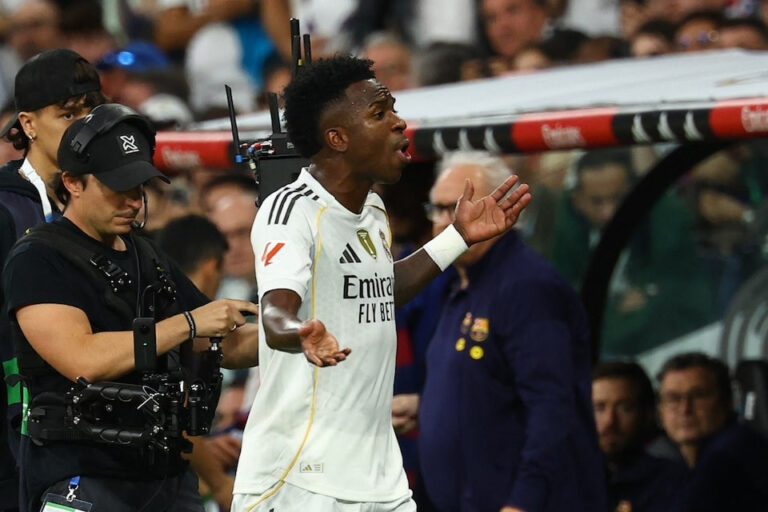 Vinicius storms off after Alonso sub decision