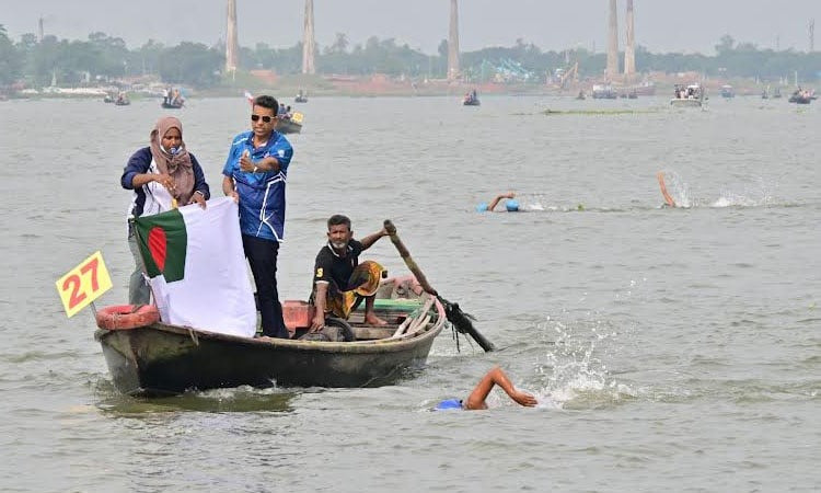Bangladesh Navy chief hogs Dhaleshwari swim