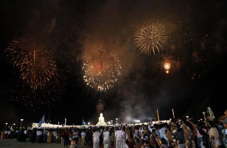 Crowds flock to Maravijaya for Tazaungdine lights