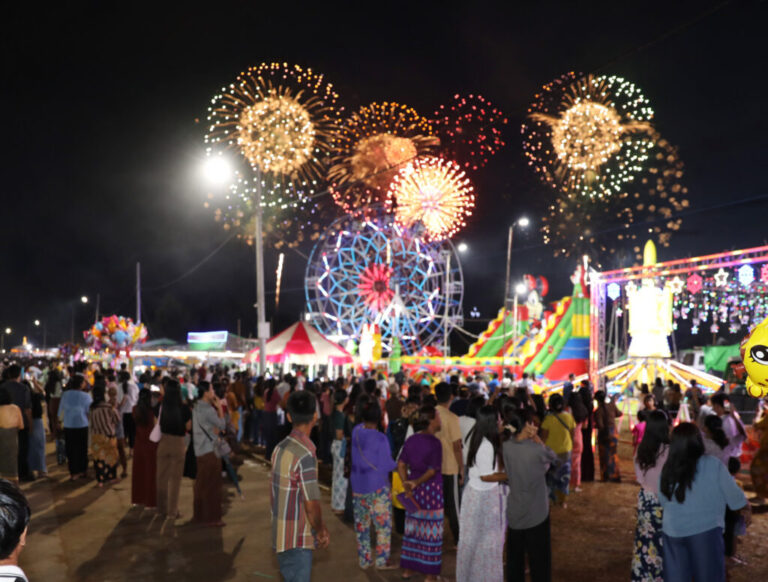 Crowds swarm Maravijaya festival for cheap goods