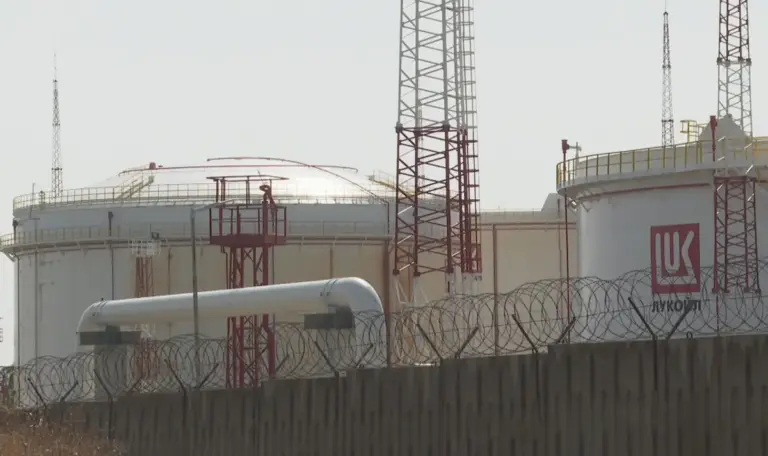 Lawmakers fast-track powers for Lukoil refinery manager