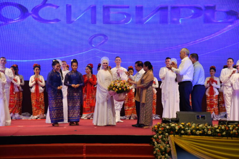 Min Aung Hlaing enjoys lavish Russian performance