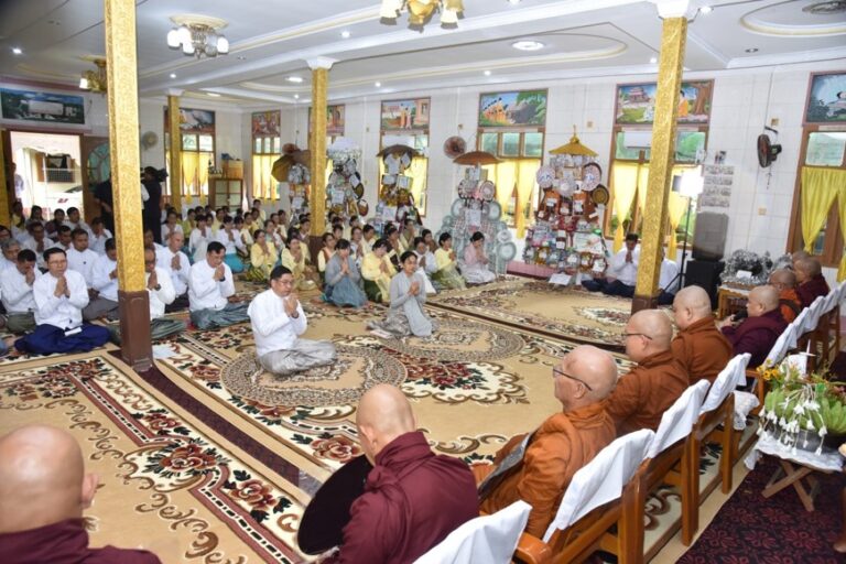Prime minister leads robe donation at monastery
