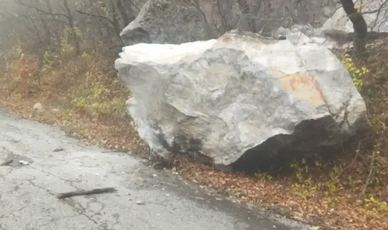Rockfall blocks road to Okolchitsa peak