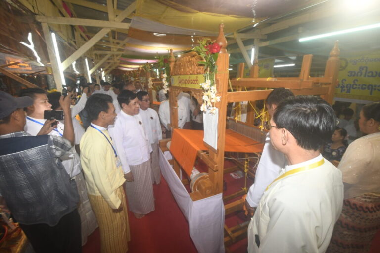 Weaving contest heats up at Yangon pagodas