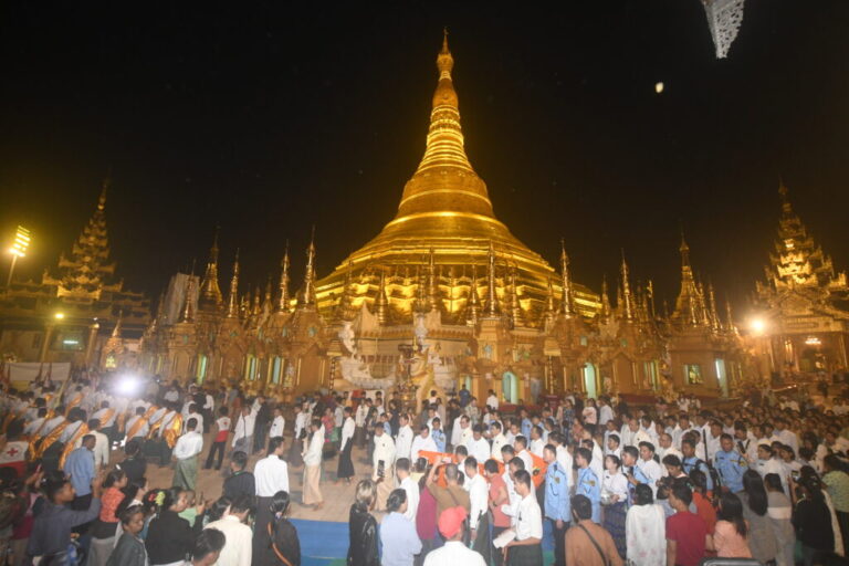 Yangon pagodas draw crowds for full moon rites